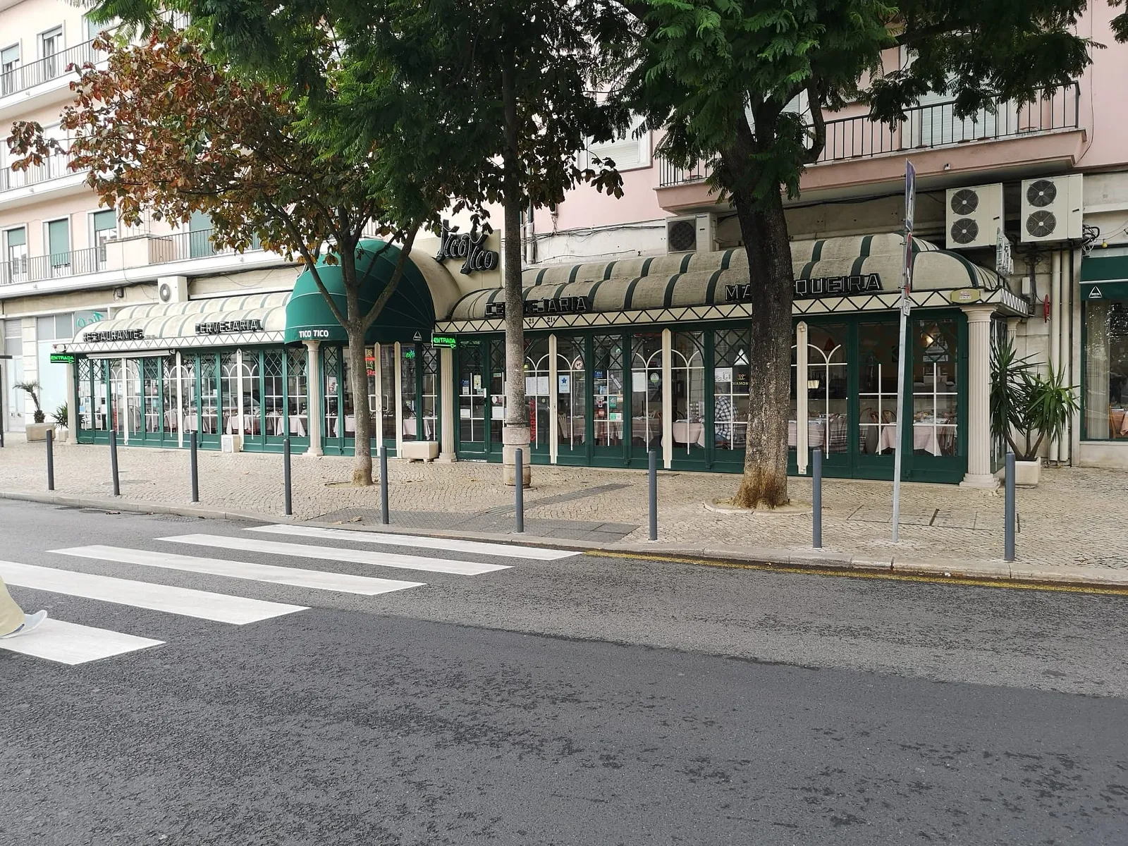 A fachada, na esquina de Alvalade
